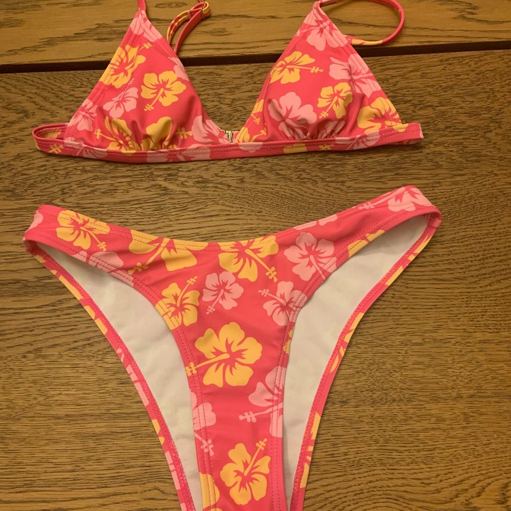 Womens bikini (0-2) (good condition, little stain in the left top.)